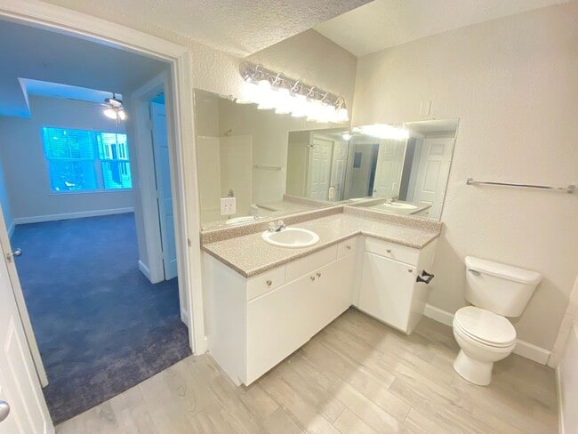 Building Photo - Downtown stunner! 1-Bed / 1-Bath in the Gr...