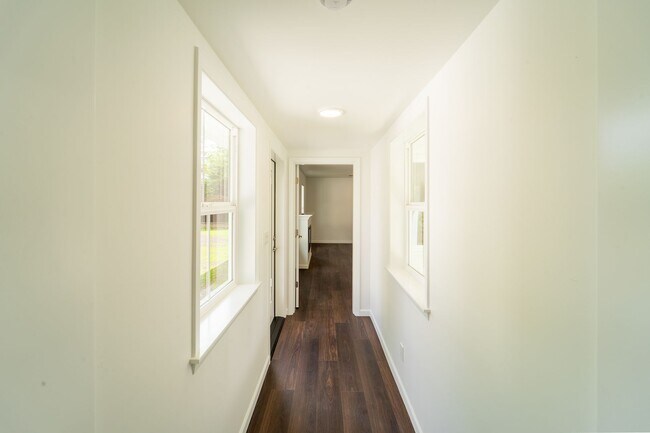 Building Photo - Newly Remodel Home in West Hills!
