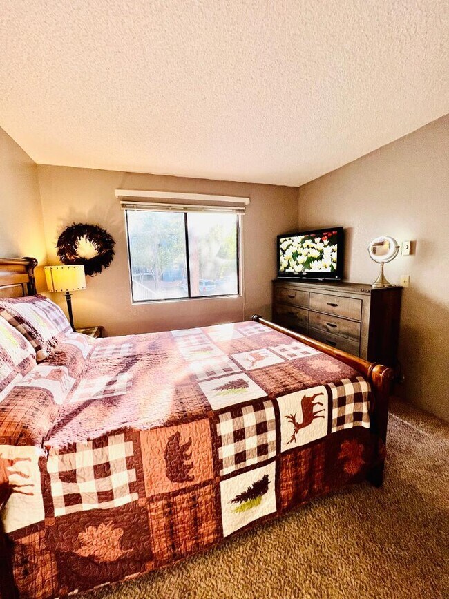 Building Photo - 2600 S White Mountain Rd