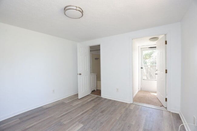 Building Photo - Fully Updated 1-Bedroom Duplex