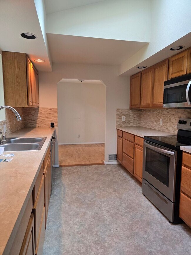 Building Photo - Beautiful 3 bedroom on large lot.