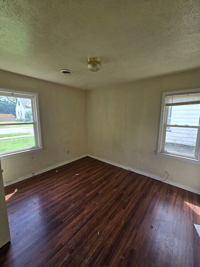 Building Photo - Cozy 3 bedroom single family home | one level | Section 8/EDEN welcome