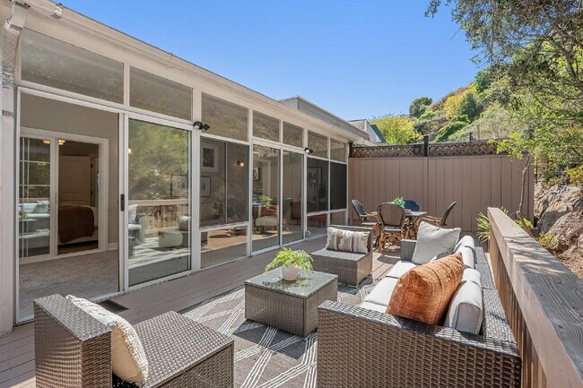 Building Photo - Beautiful 3 Bedroom 2 Bathroom Single Fami...