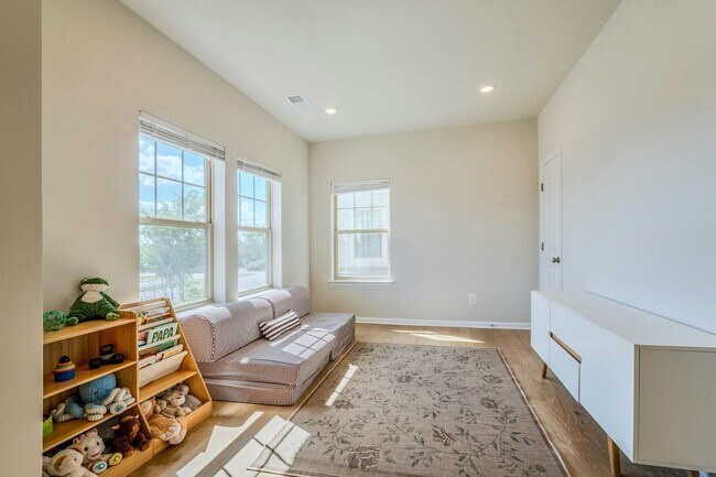 Building Photo - 813 Sawback Sq NE