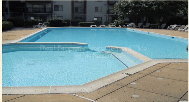 Building Photo - 302 Wells Ct