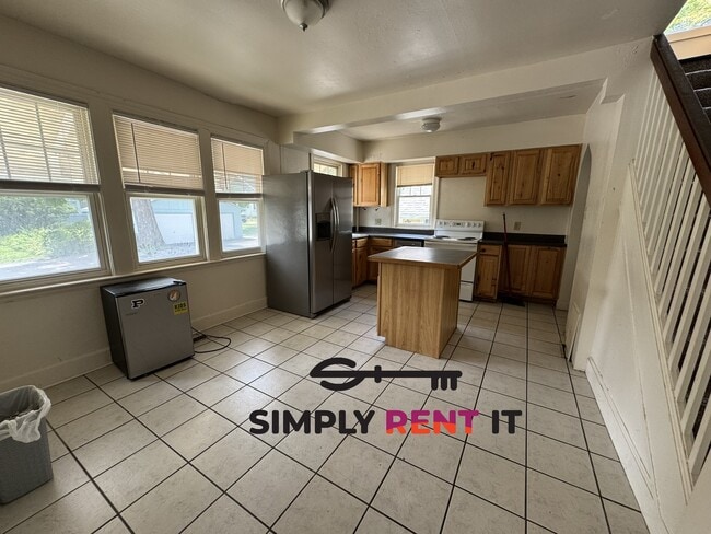 Building Photo - Short-Term, 4 Bed, Avail Now! Through July 2026 Only