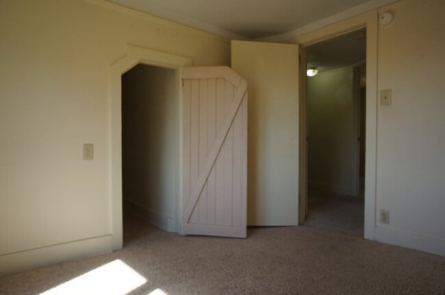 Building Photo - AVAILABLE JUNE - 5 Bed 2 Bath In East Hillside