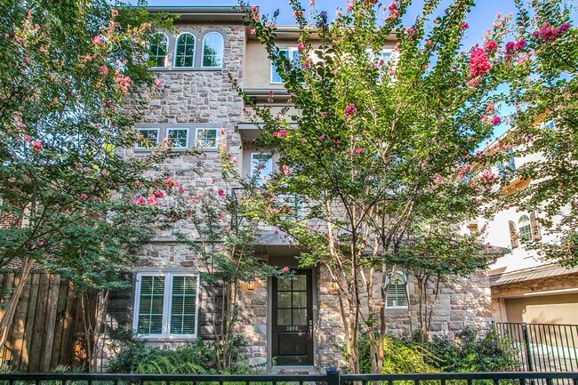 Building Photo - Exclusive Oak Lawn Townhome with Stunning ...