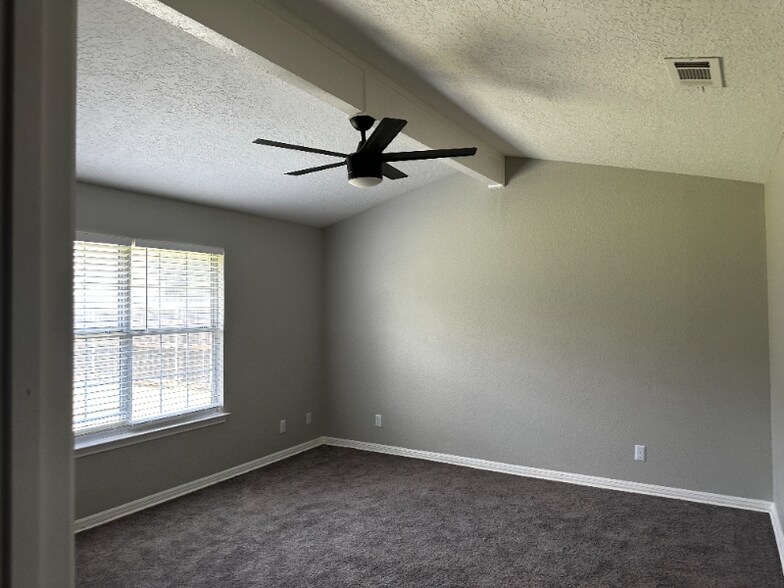 Building Photo - 216 Timberview Dr