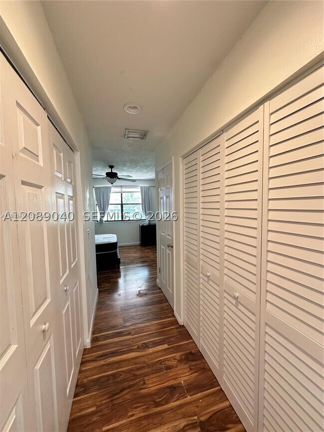 Building Photo - 9865 Riverside Dr
