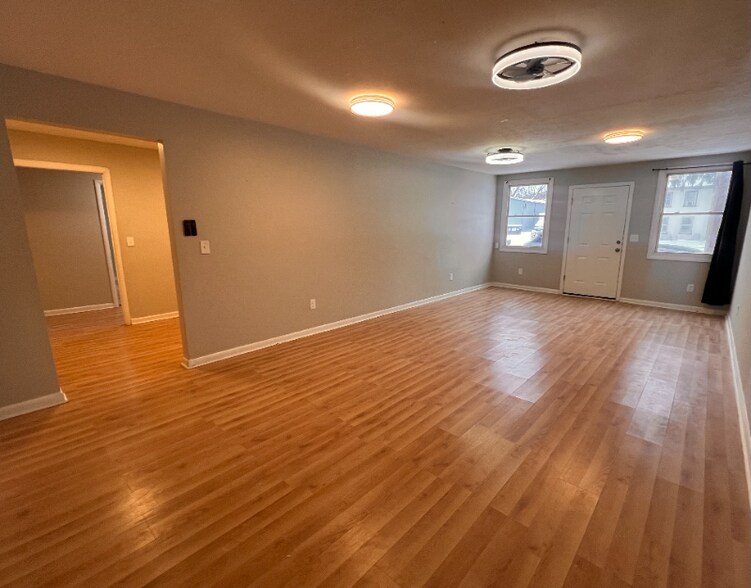 Primary Photo - 110 Main St