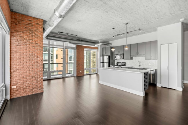 Building Photo - 877 S Clark St