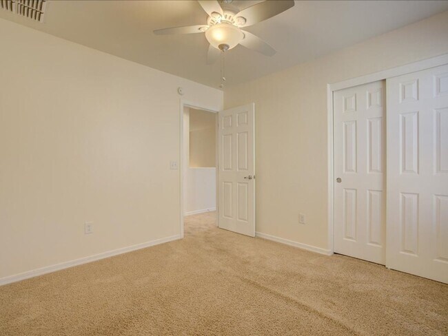 Building Photo - 3 Bedroom 2.5 Bathroom