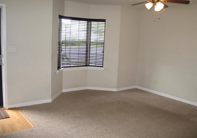 Building Photo - Briarwood Townhome close to NGIC and Hollymead Town Center!