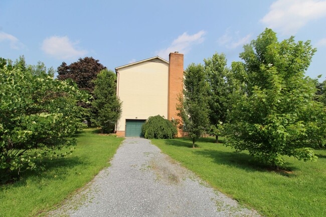 Building Photo - 907 Meadowlark Dr