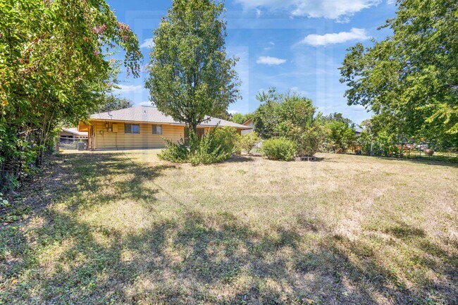 Building Photo - 8701 Clarewood Dr