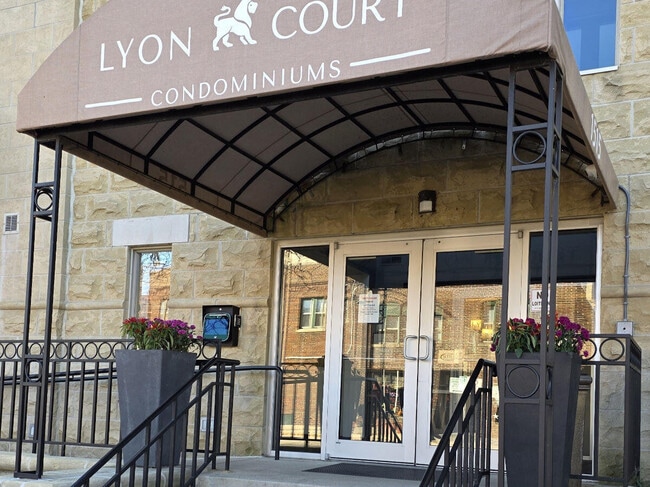 Building Photo - 1515 N Van Buren St