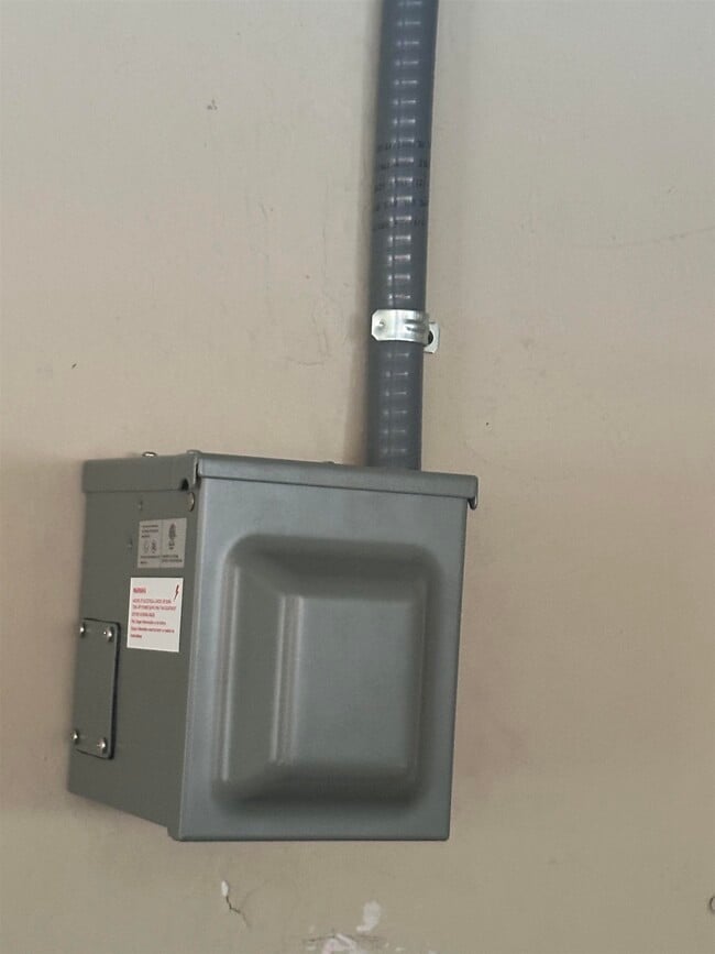 Building Photo - 2716 Oak Rd