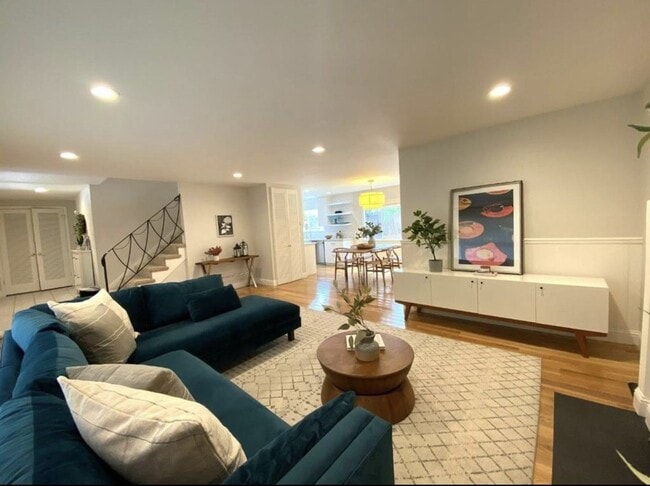 Building Photo - 4 Bedroom/ 3 Bathroom in Dublin!!