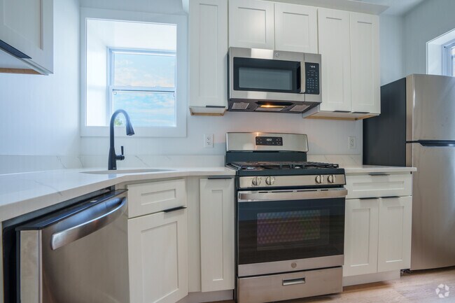 4BR, 1BA - 1150SF - Kitchen - 10 Mount Pleasant Ave