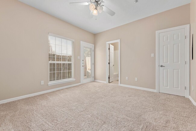 Building Photo - AUGUST PRE-LEASE!!!  Spacious 1 Bed, 1 Bat...