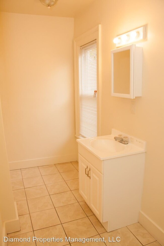 Building Photo - 4 br, 1.5 bath House - 266 Peck Street