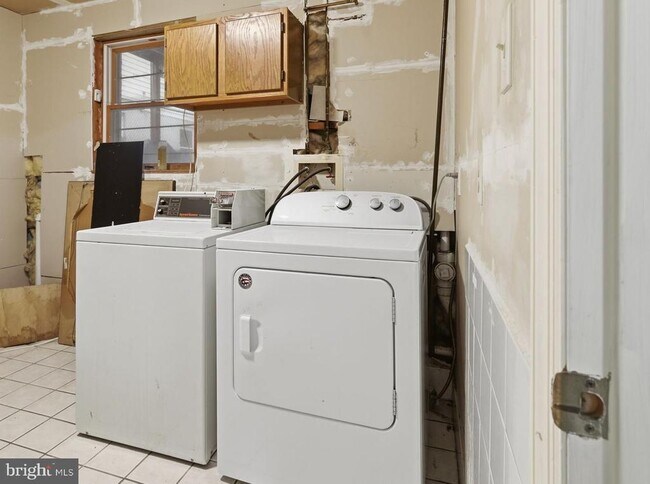 Building Photo - 4904 Hollywood Rd