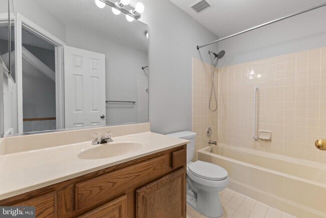 Building Photo - 5142 Woodford Dr