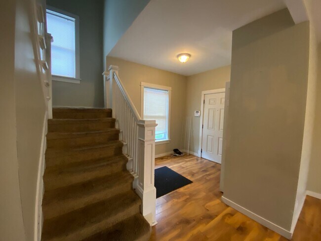 Building Photo - 923 Russel St - 3/Bed 1.5/Bath located in the Edison neighborhood