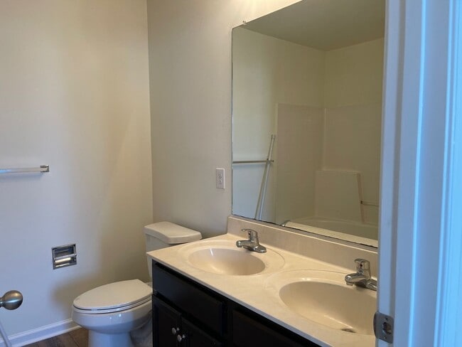 Building Photo - Spacious Duplex close to schools and shopping. Move in mid-June