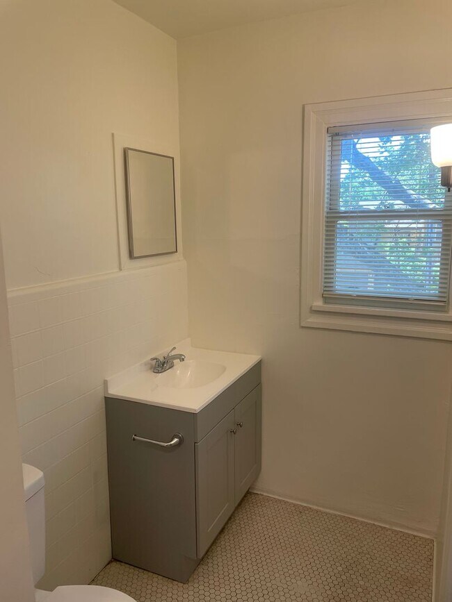 Building Photo - Two Bedroom 1 Bathroom Upstairs Unit