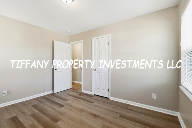 Building Photo - 1601 Carfax Dr