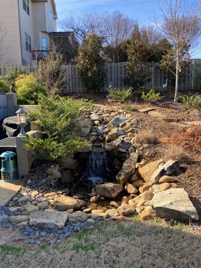 Building Photo - Unique Fully Furnished Apartment Space