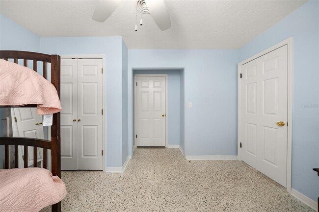 Building Photo - 2551 Lakeview Dr