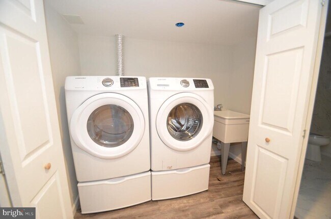 Building Photo - 5200 Kings Park Dr