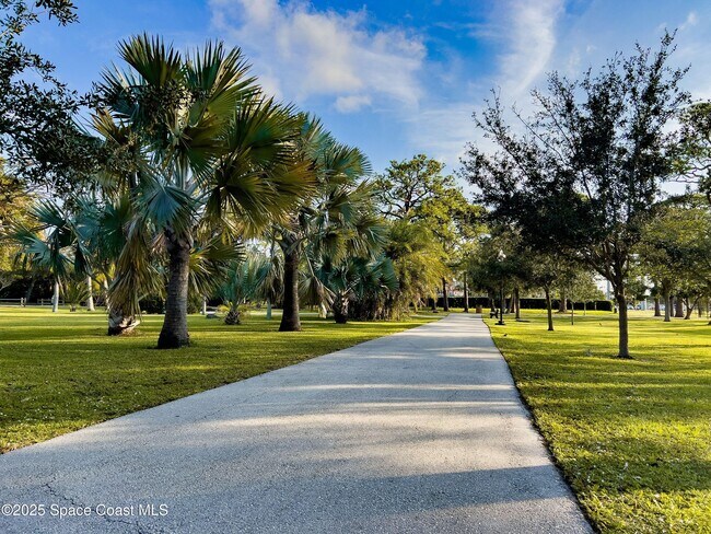 Building Photo - 245 Harbour Dr E