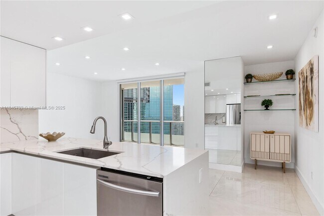 Building Photo - 1300 Brickell Bay Dr