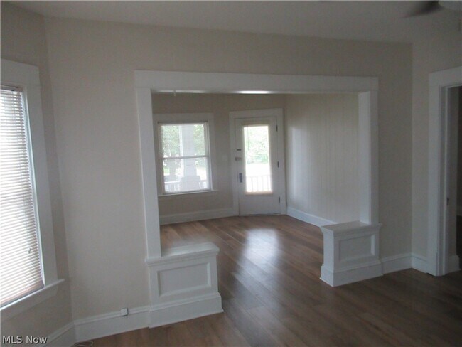 Building Photo - 1520 Ridgewood Ave