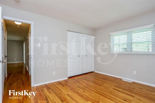 Building Photo - 1331 Glenstone Dr