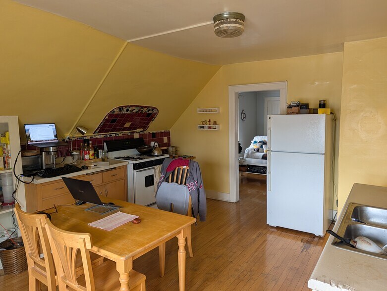 Kitchen - 517 E Burleigh St