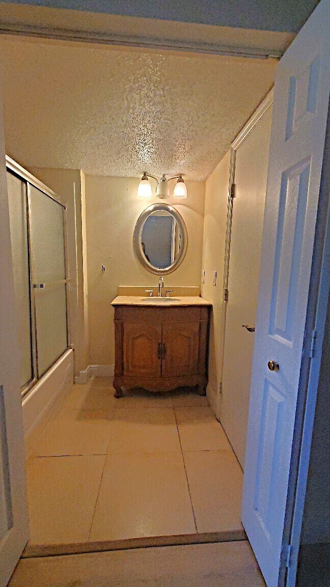 Building Photo - 01 + Den water included - Frist Floor unit...