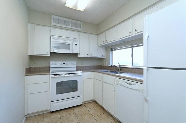 Building Photo - 10855 Meadowglen Ln