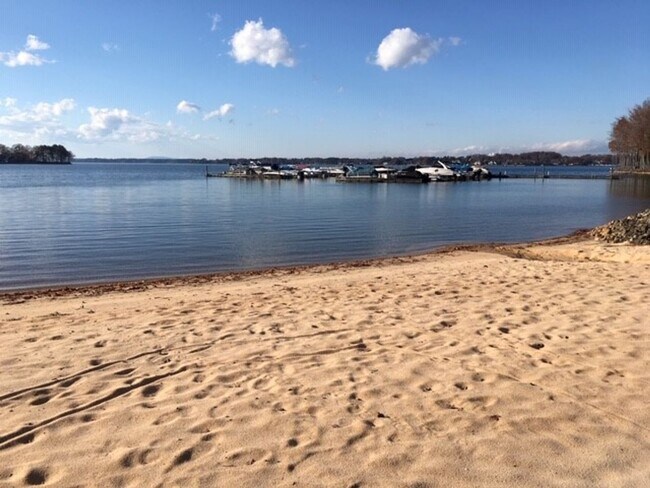 Building Photo - 2 Bedroom Condo in  Portside at Davidson Landing!