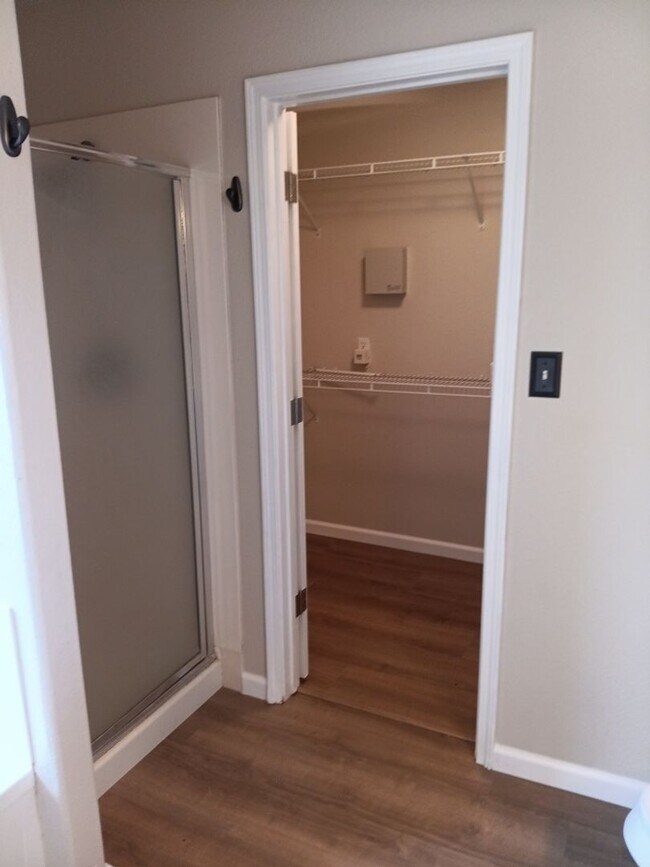 Building Photo - Stunning 4-bedroom, 2.5-bathroom home in R...