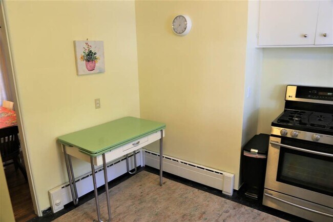 Building Photo - Charming 2 bed 1 bath Furnished, Utilities Included
