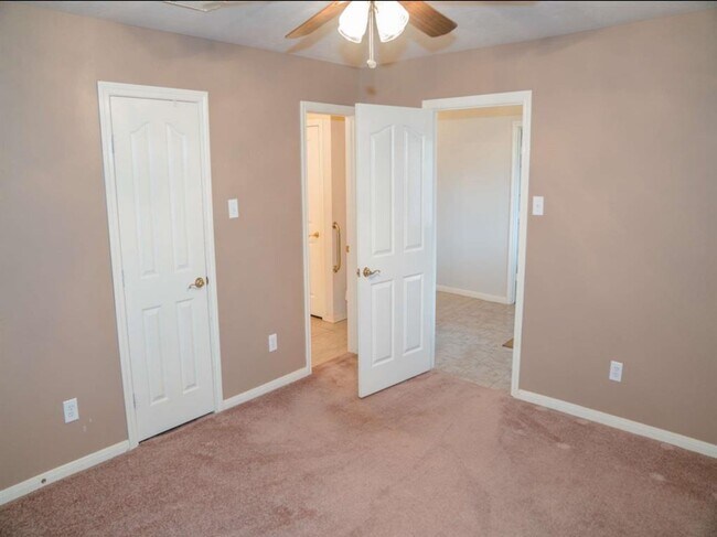 Building Photo - 3638 Desert Run Dr