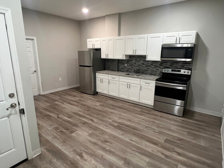 Building Photo - 7038 Woodland Ave