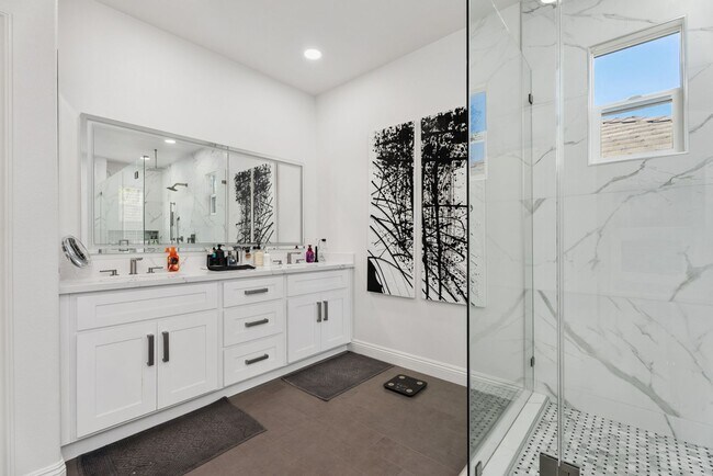 Building Photo - Luxury Living in San Clemente – 5 Bed, 3.5...