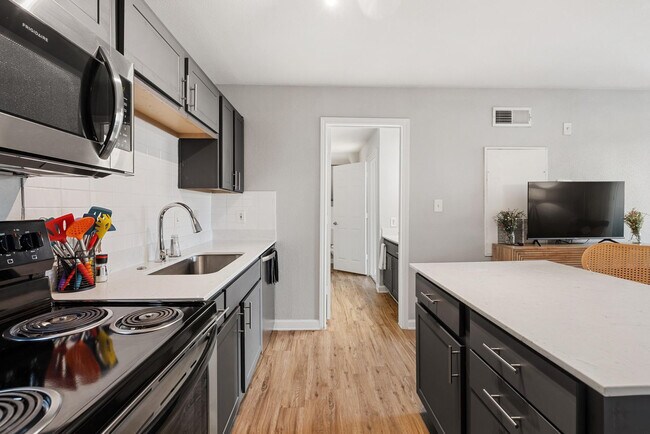 Building Photo - 8054 Exchange Dr