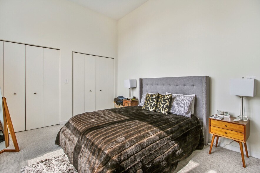 Building Photo - 547 S Clark St